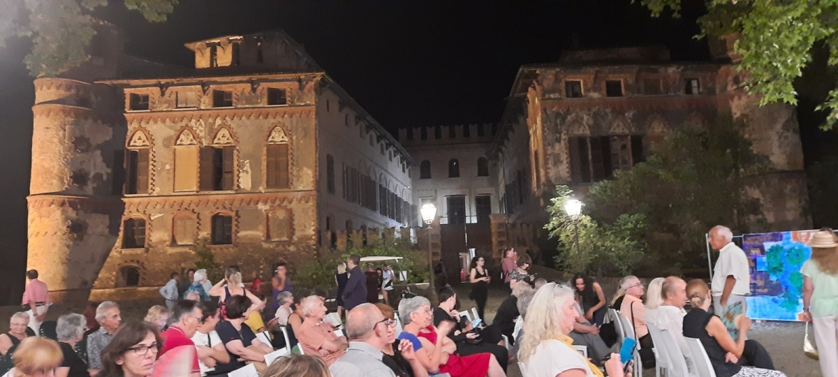 Esibizione pittorica durante il concerto dell'orchestra al castello di Piovera